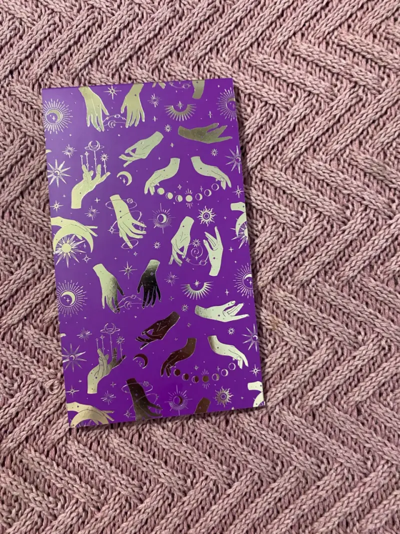Cuaderno morado con diseño místico y bolígrafo - 3