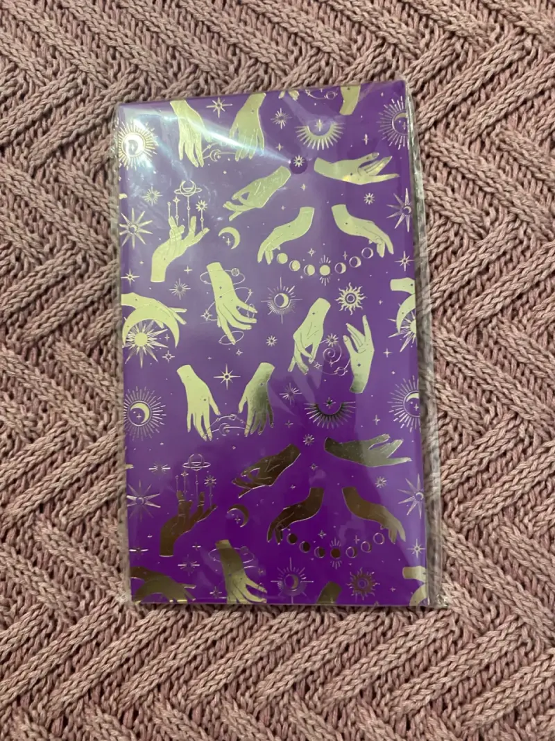 Cuaderno morado con diseño místico y bolígrafo - 4