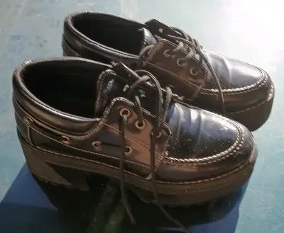 Zapatos de cuero negro con plataforma - miniatura 1