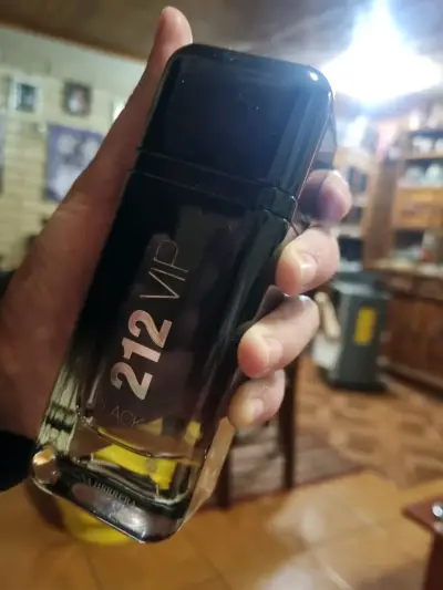 Perfume 212 VIP Black de Carolina Herrera - miniatura 1
