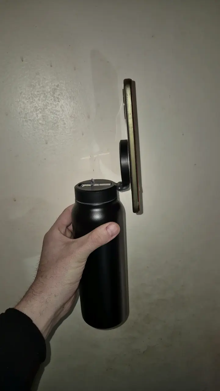 Botella de agua con soporte magnético para celular - 1