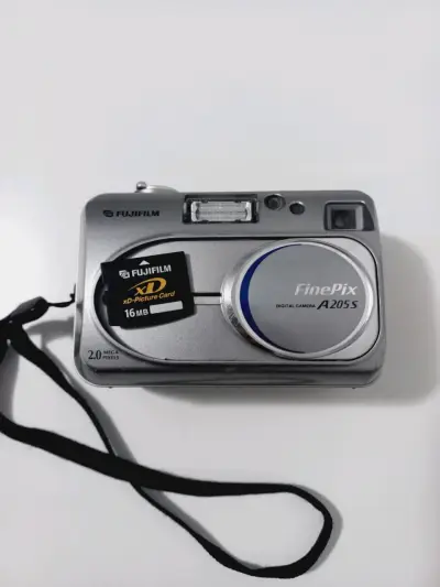Cámara digital Fujifilm FinePix A205s con tarjeta XD - miniatura 1