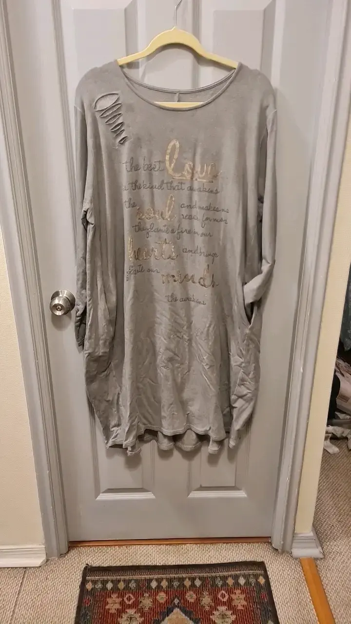 Vestido gris con diseño de texto