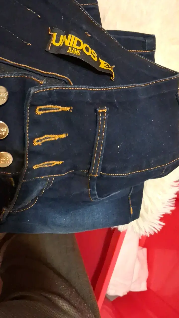 Jeans azules de mujer con botones dorados - 1