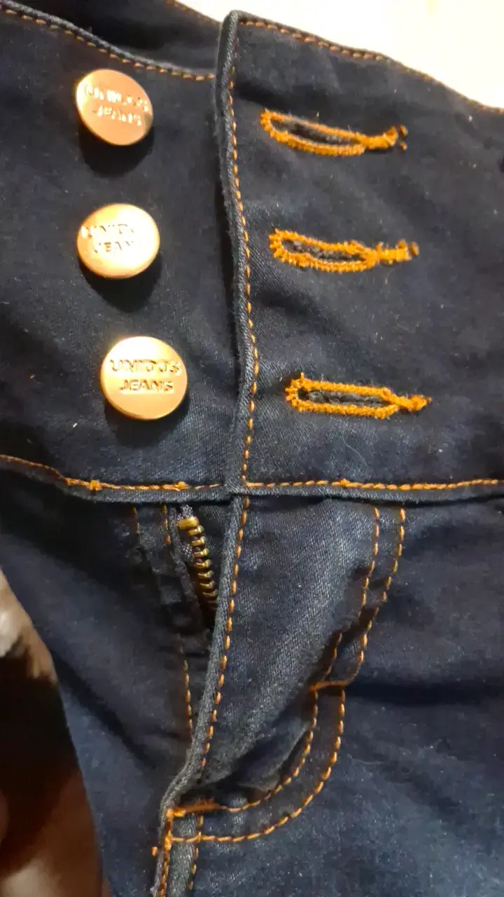 Jeans azules de mujer con botones dorados - 2