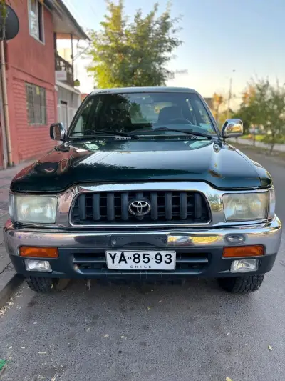 Camioneta Toyota 4x4 verde en buen estado - miniatura 1