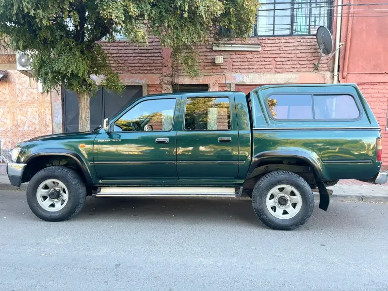 Camioneta Toyota 4x4 verde en buen estado - 2