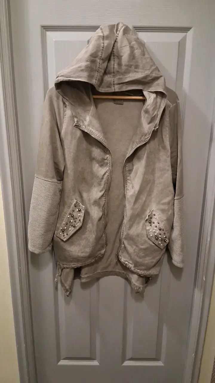 Chaqueta con capucha y detalles de perlas