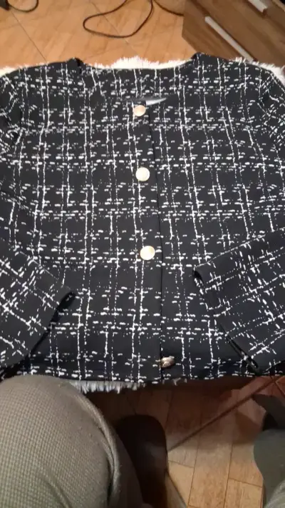 Chaqueta de mujer estilo tweed con botones dorados - miniatura 1