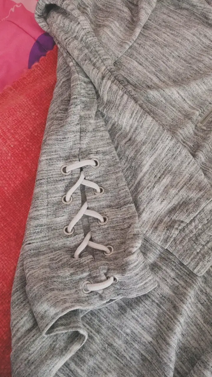 Suéter gris con cierre y detalles de lazo Pink - 2