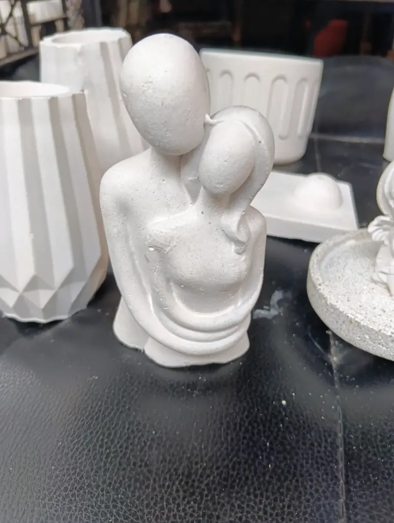 Conjunto de figuras decorativas de cerámica blanca - 2