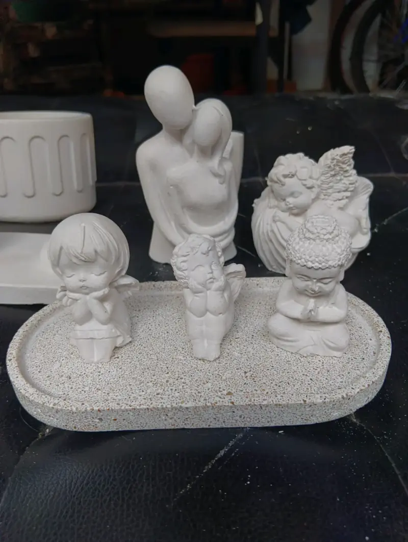 Conjunto de figuras decorativas de cerámica blanca - 4