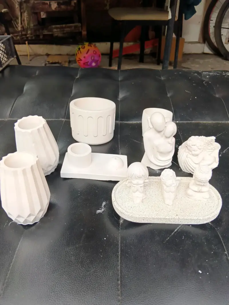 Conjunto de figuras decorativas de cerámica blanca - 5