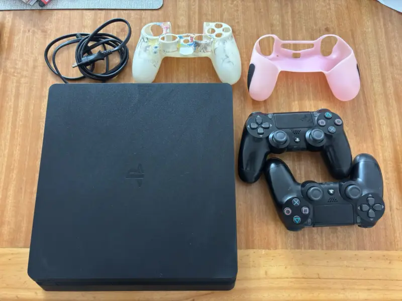 PlayStation 4 + dos controles + 5 juegos - 1