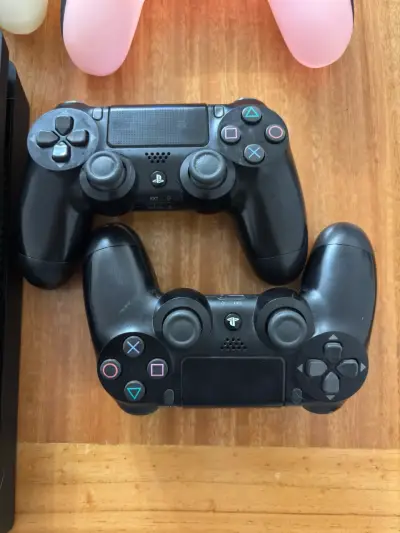 PlayStation 4 + dos controles + 5 juegos - miniatura 2