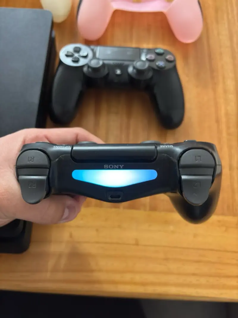 PlayStation 4 + dos controles + 5 juegos - 3