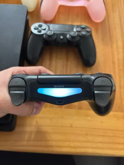 PlayStation 4 + dos controles + 5 juegos - miniatura 3