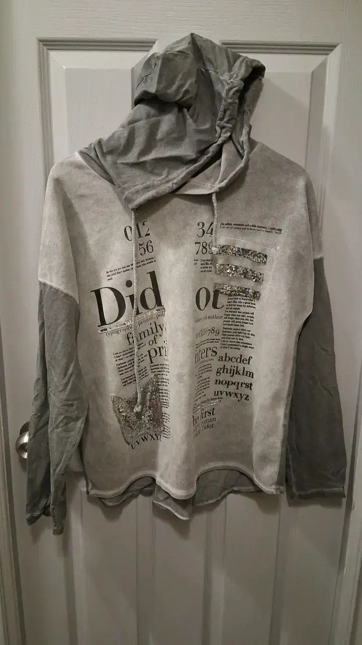 Polerón con capucha gris y diseño gráfico