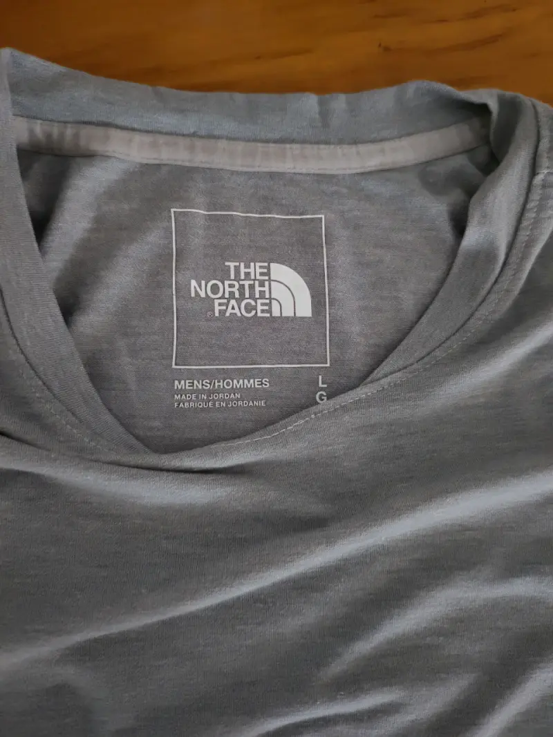 Polera gris The North Face para hombre - 3