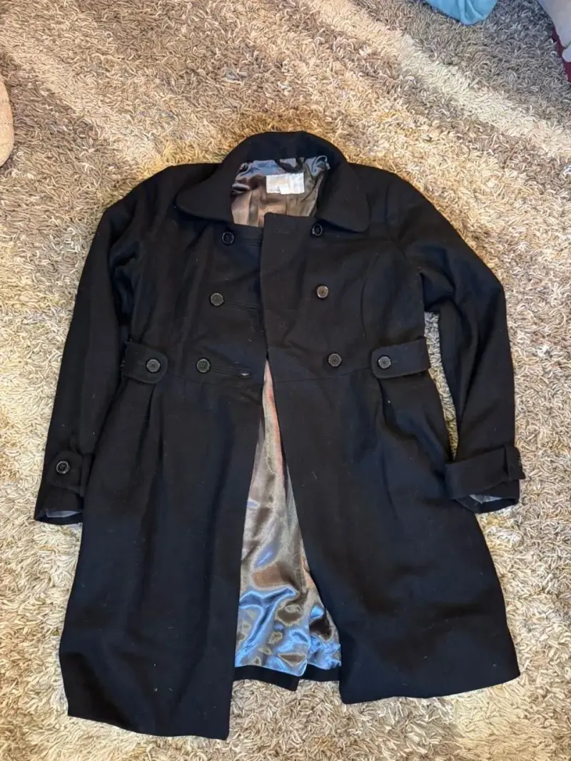 Abrigo negro de lana para mujer