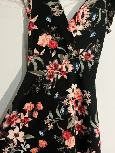 Vestido largo floral negro elegante - miniatura 2