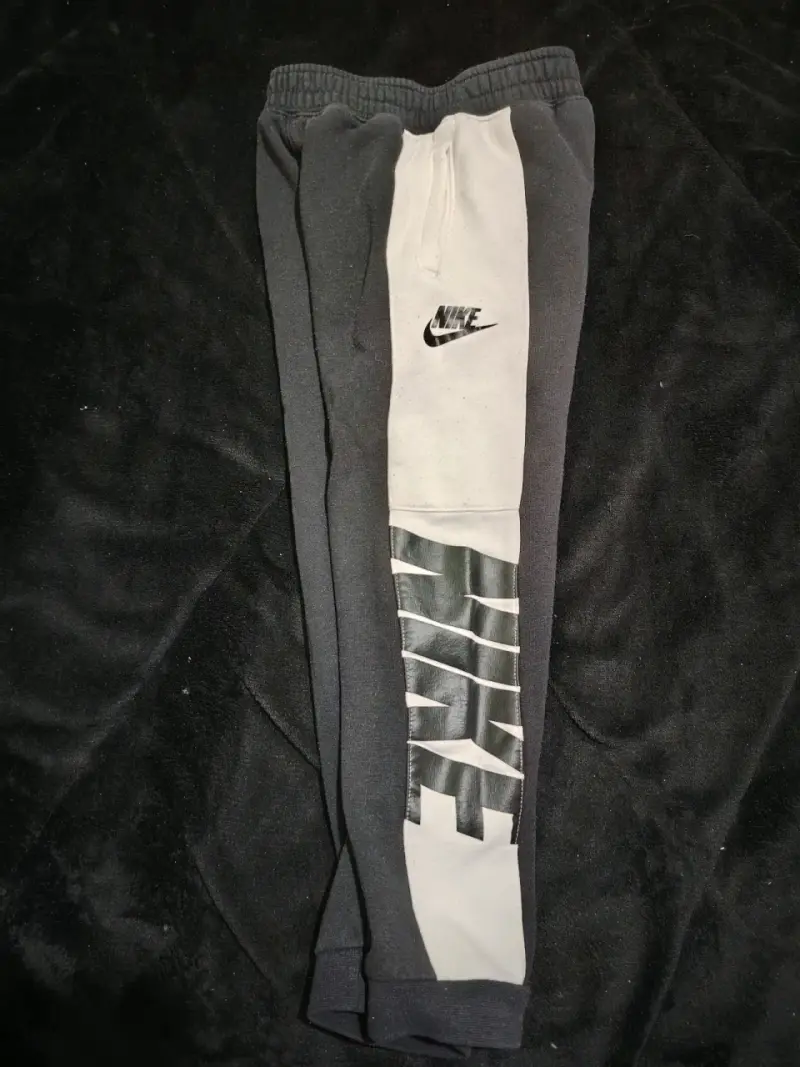 Conjunto deportivo Nike para niños en negro y blanco - 2