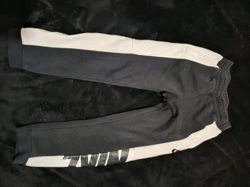 Conjunto deportivo Nike para niños en negro y blanco - 3