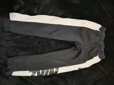 Conjunto deportivo Nike para niños en negro y blanco - miniatura 3
