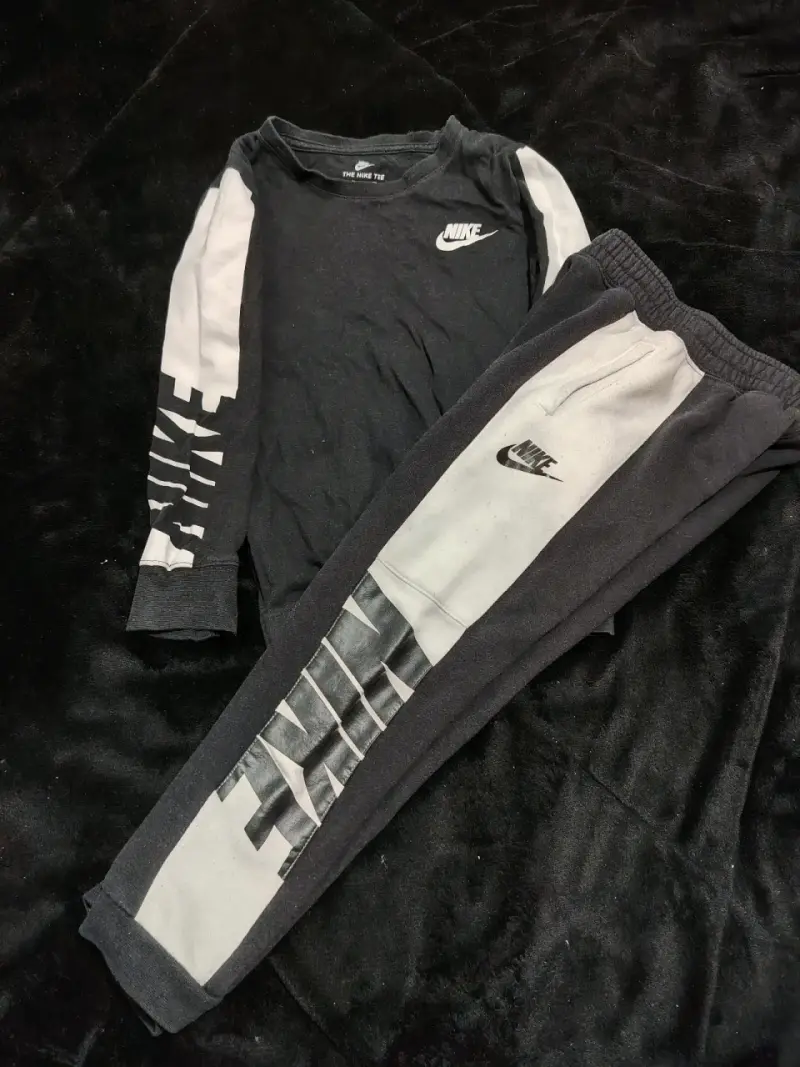 Conjunto deportivo Nike para niños en negro y blanco - 4