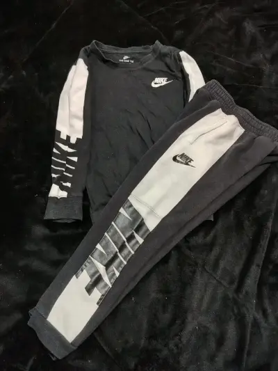 Conjunto deportivo Nike para niños en negro y blanco - miniatura 4