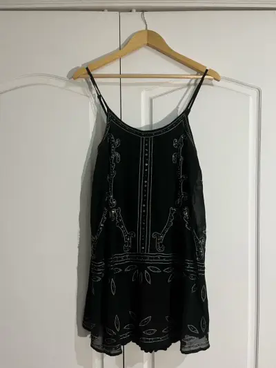 Vestido negro con detalles bordados - miniatura 1