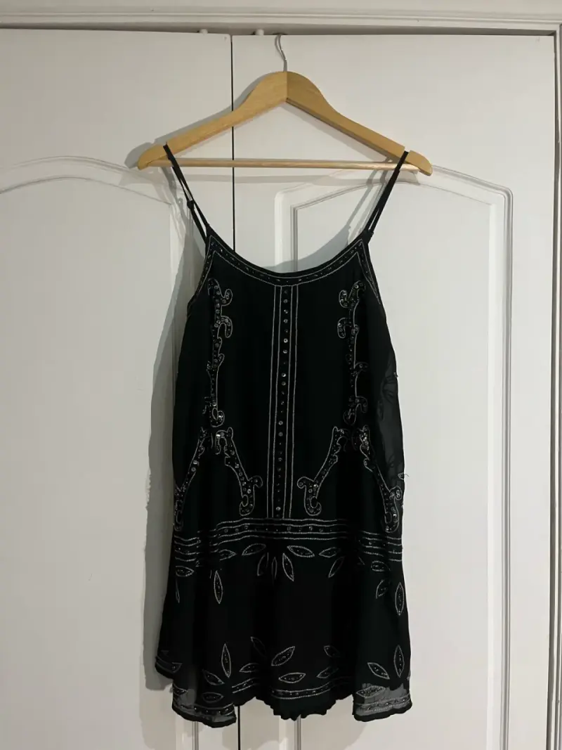 Vestido negro con detalles bordados - 2