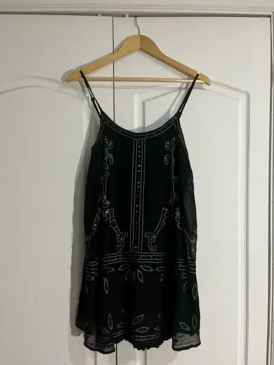 Vestido negro con detalles bordados - miniatura 2