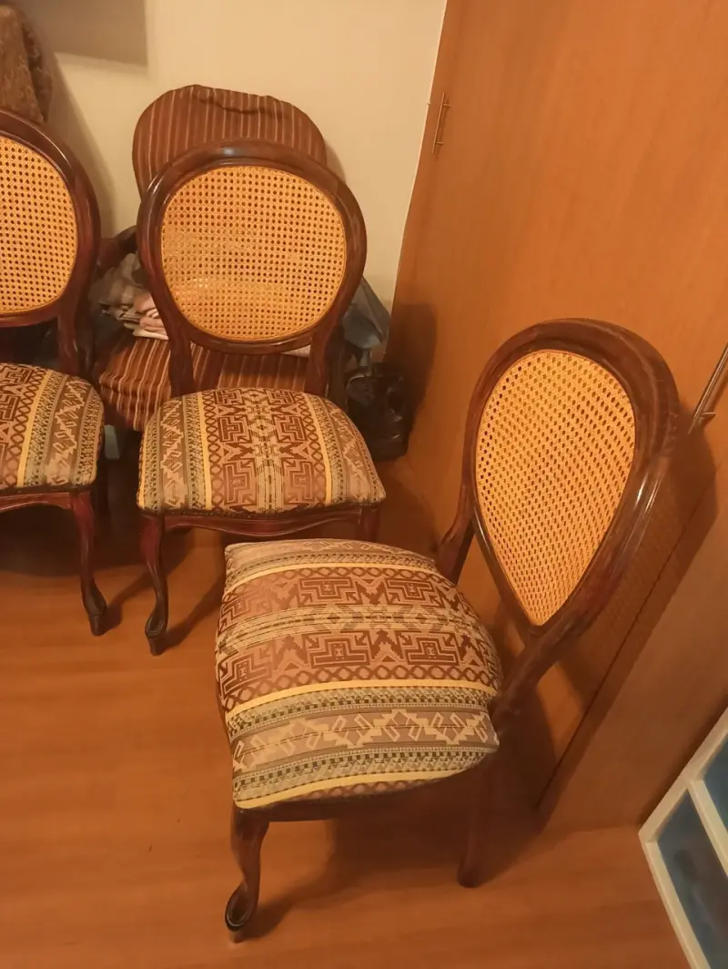 Juego de comedor clásico de madera con sillas - 1