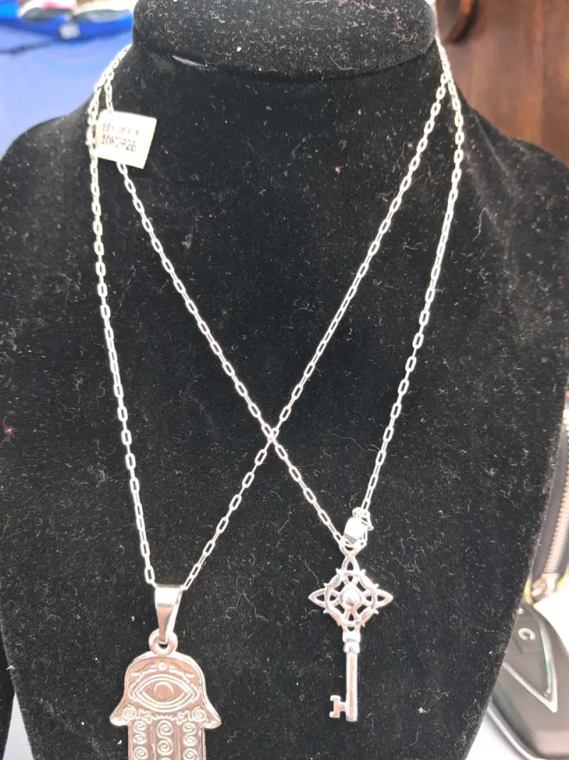 Collar de plata con dije de mano de Fátima