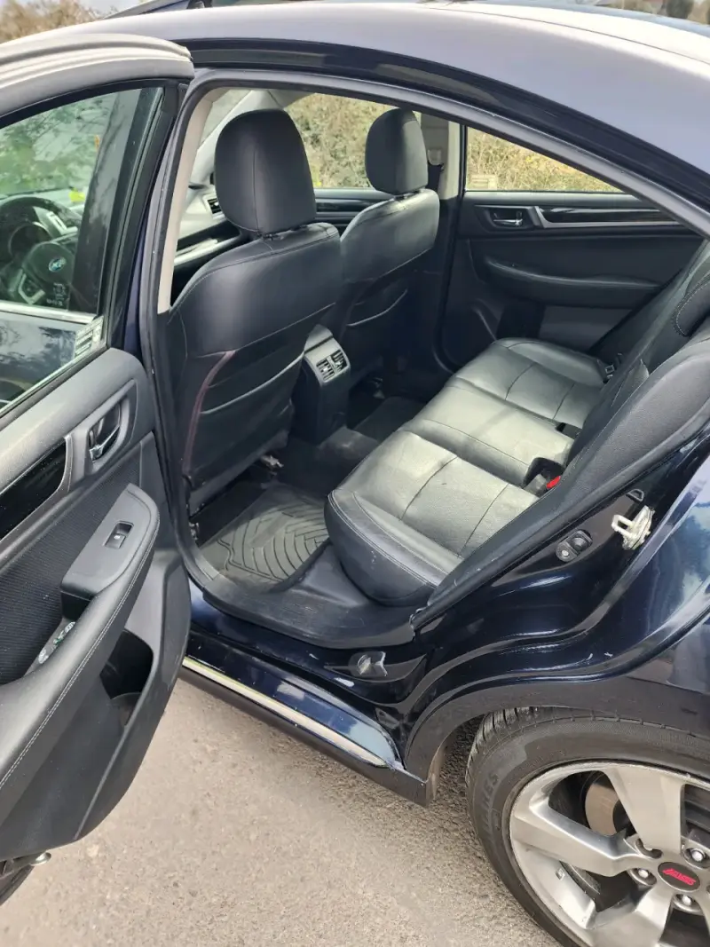 Auto Subaru Legacy 2018 en buen estado - 5