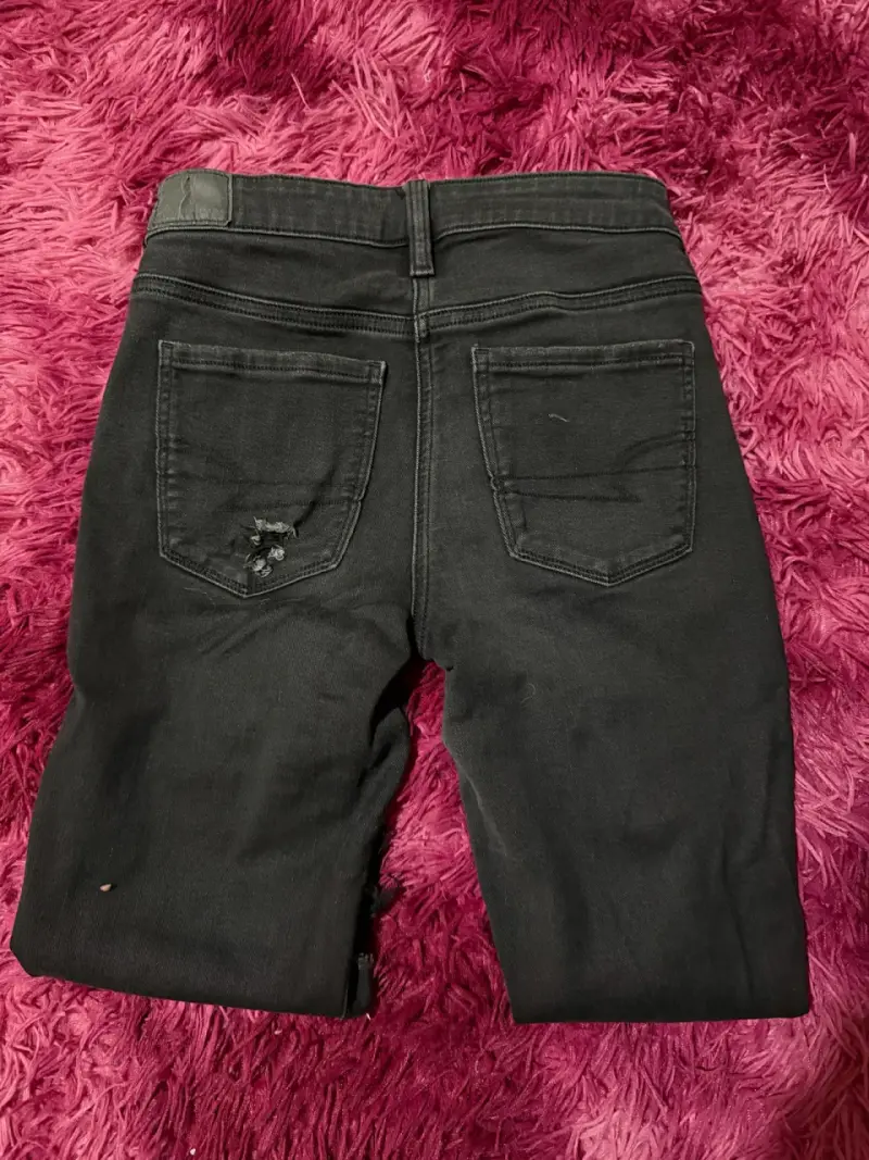 Jeans negros rasgados American Eagle para mujer - 2