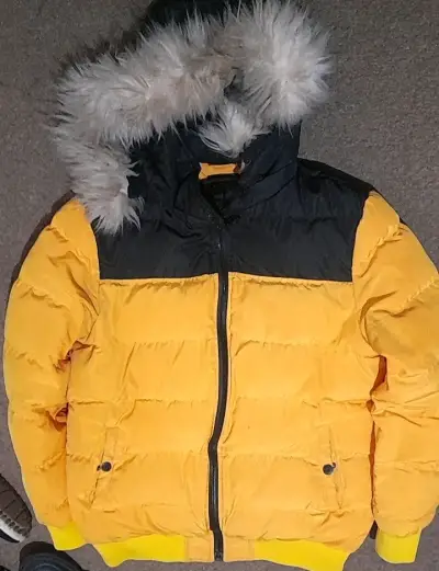 Chaqueta acolchada amarilla con capucha de piel sintética - miniatura 1