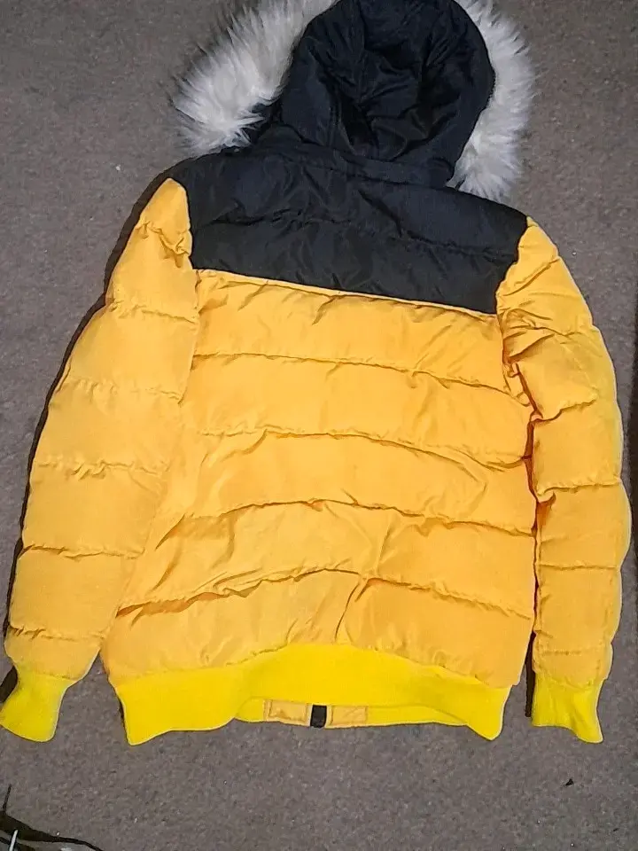 Chaqueta acolchada amarilla con capucha de piel sintética - 3