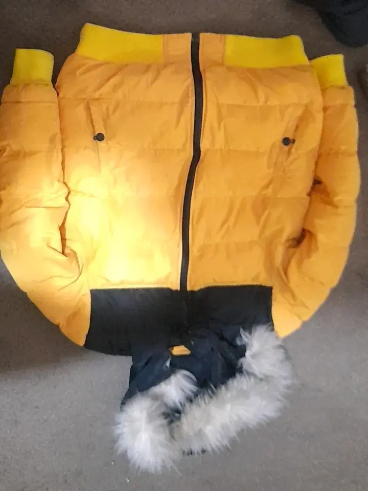 Chaqueta acolchada amarilla con capucha de piel sintética - 4