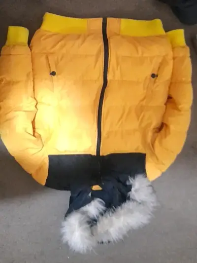 Chaqueta acolchada amarilla con capucha de piel sintética - miniatura 4