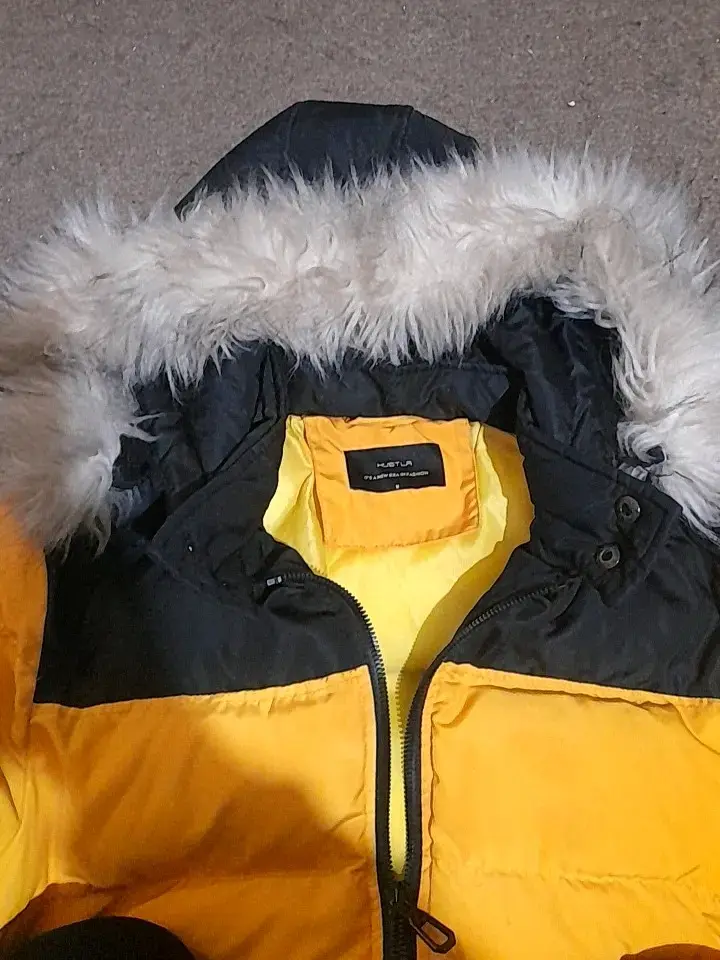 Chaqueta acolchada amarilla con capucha de piel sintética - 5
