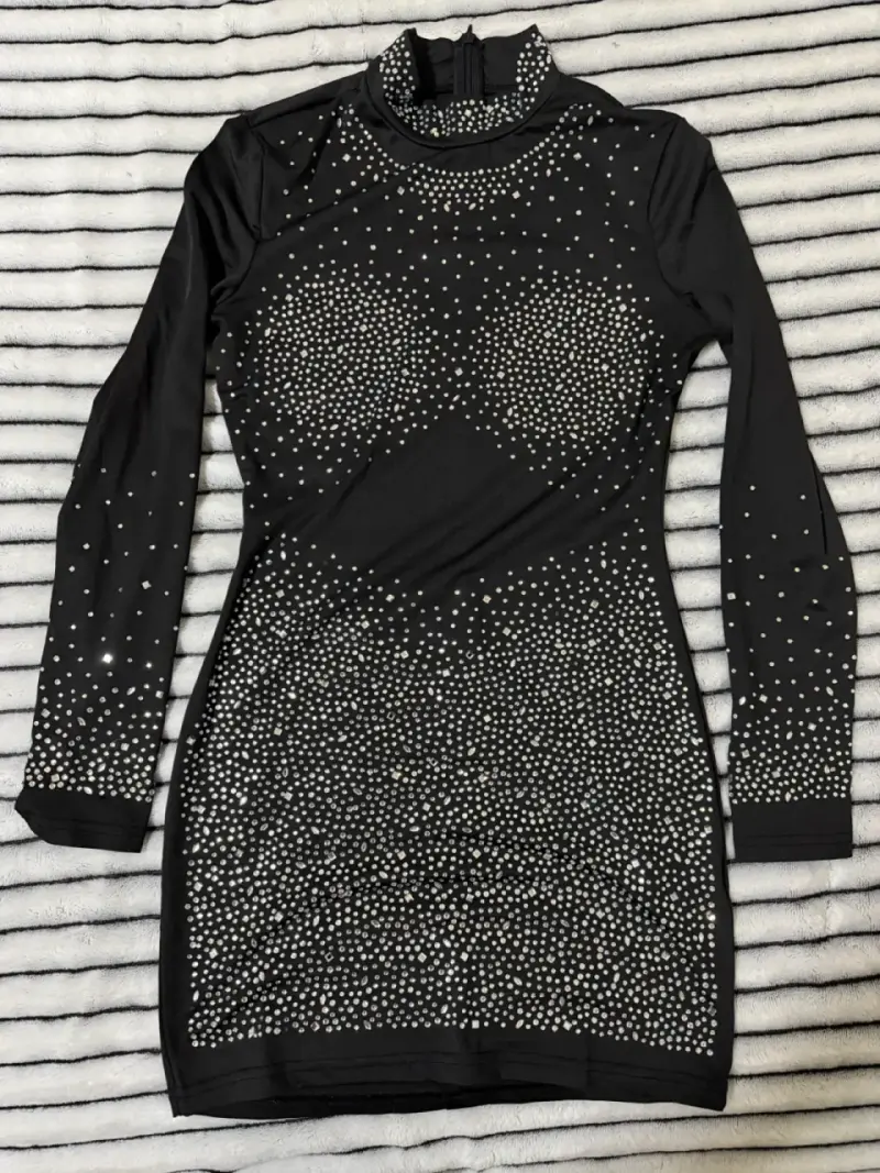 Vestido negro con aplicaciones brillantes