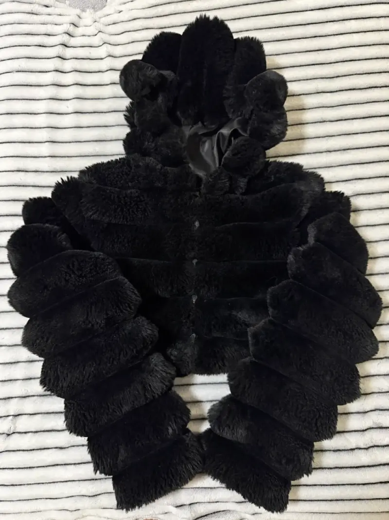 Chaqueta de piel sintética negra con capucha