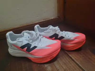 Zapatillas running New Balance FuelCell blancas - miniatura 1