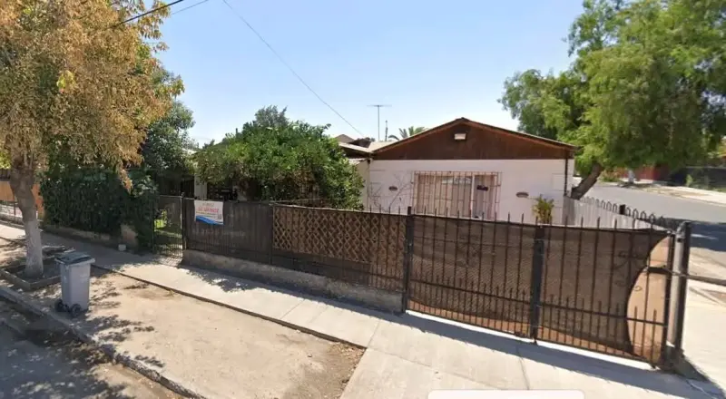 Casa de esquina remodelada en venta - 2