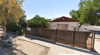 Casa de esquina remodelada en venta - miniatura 2