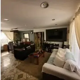Casa de esquina remodelada en venta - 3