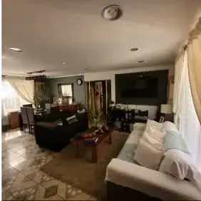 Casa de esquina remodelada en venta - miniatura 3