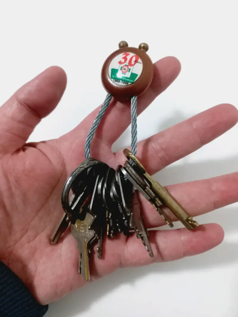 Llavero con llaves antiguas y colgante conmemorativo - 1